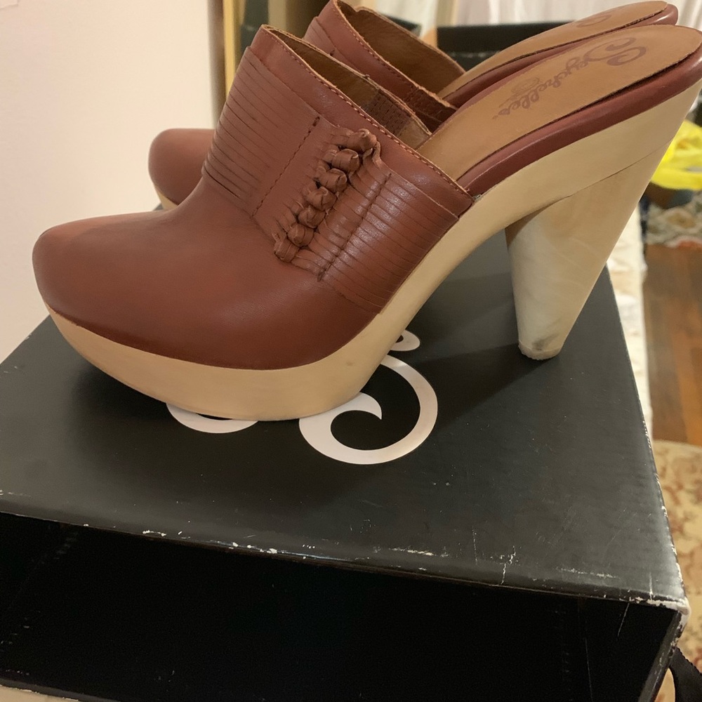 Seychelle- Care to Dance Clogs